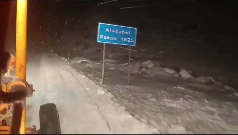 Antalya'da Eşsiz Bir Kar Sürprizi: Tatilcileri Şaşırttı!
