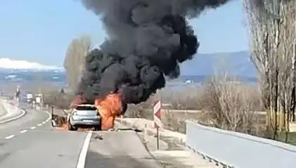 Kütahya'da Seyir Halindeki Otomobilin Alev Alev Yanışı Olay Yerlisine Bomba Gibi Düştü