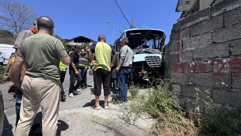Minibüs Kontrolden Çıktı, Duvara Çarpması Sonucu 14 Yaralı!