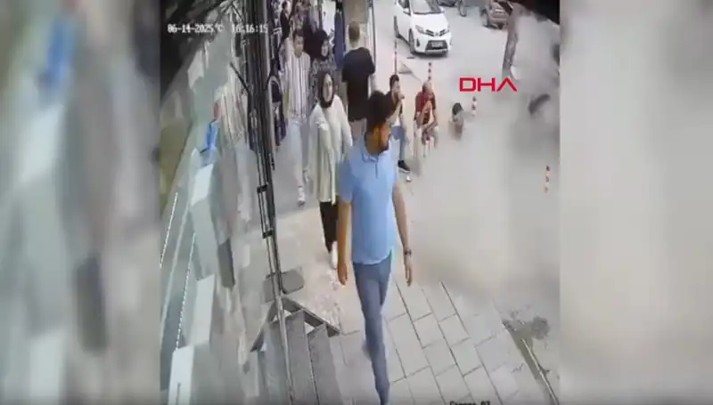 TIR Pastiği Patladı: Şaşkın Vatandaşlar Sokaklarda Zıpladı!