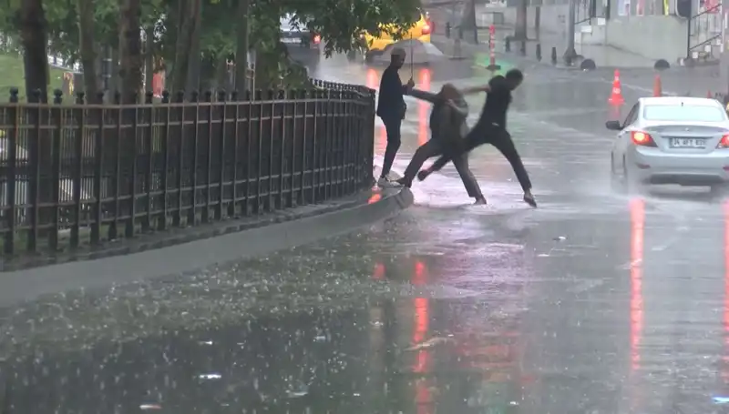 İstanbul ve İzmir İçin Meteoroloji'den Acil Uyarı: Turuncu Kodlu Alarm Geldi!
