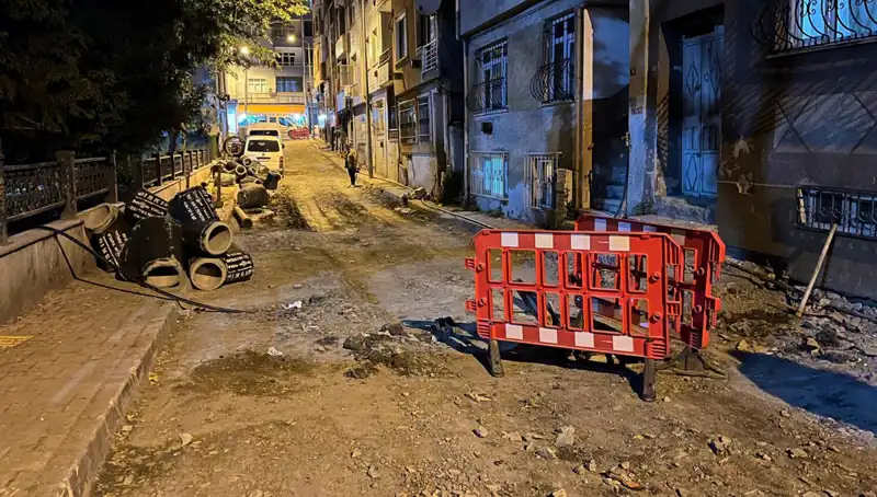 Bayrampaşa'da Altyapı Çalışmalarında Rögar Kapağı Patladı: Vatandaşlar Tedirgin!