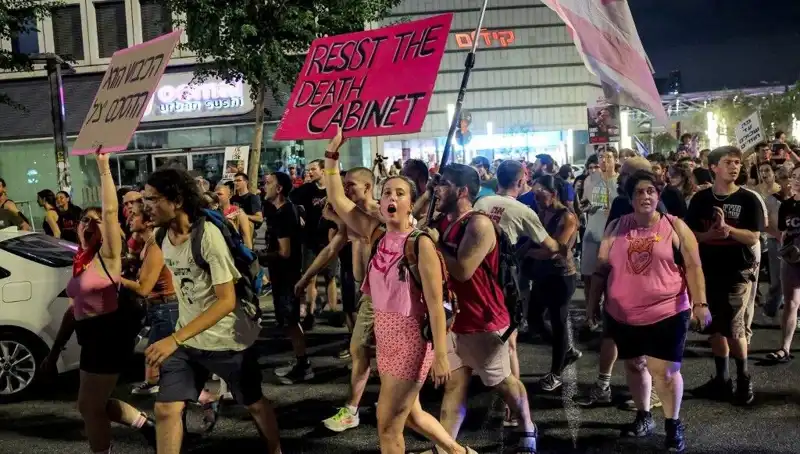 Tel Aviv'de On Binlerce Kişi Netanyahu'ya Karşı Sokağa İndi!