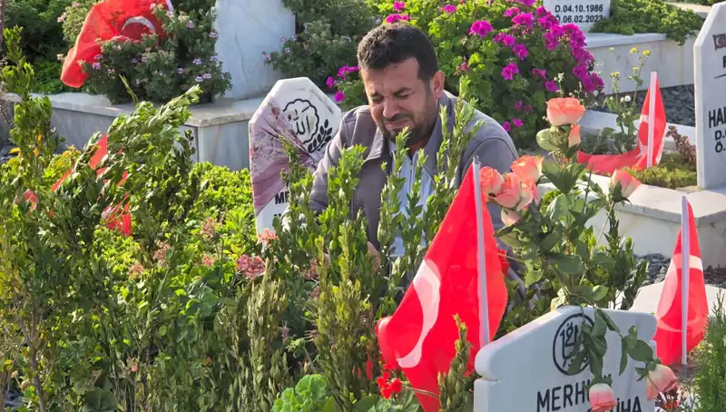 Deprem Şehitliğinde Duygu Dolu Bir Bayram Kutlaması