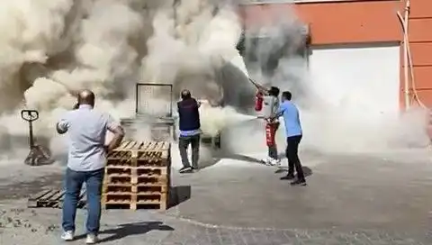 AVM Deposunda Yangın Paniği: Müşteriler ve Çalışanlar Çıkarma Şuurlarıyla Kurtuldu