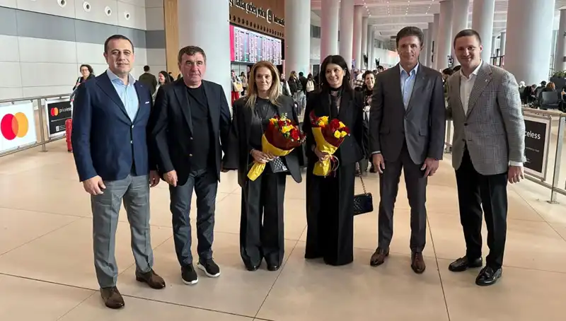 Hagi ve Popescu, İstanbul'da Futbolseverlerle Buluşuyor!