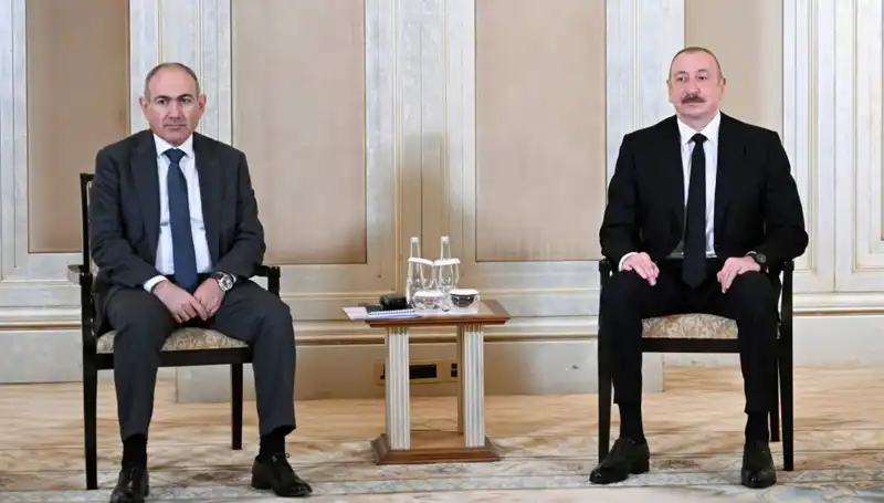 Aliyev ve Paşinyan, Abu Dabi'de Barış Sürecini İlerletmek İçin Buluştu